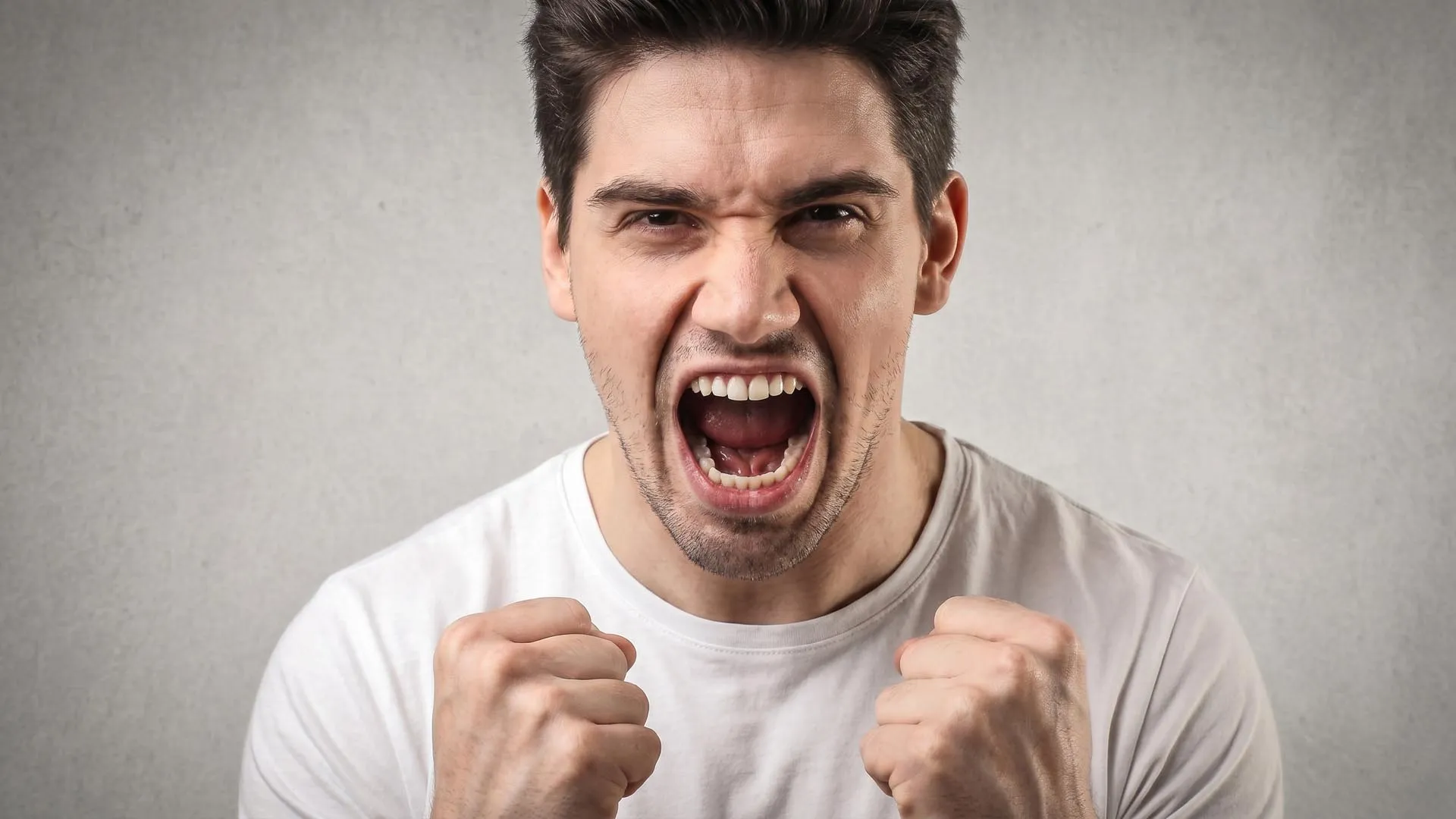 Агрессия у наркоманов: почему зависимый становится опасным и как вести себя с ним